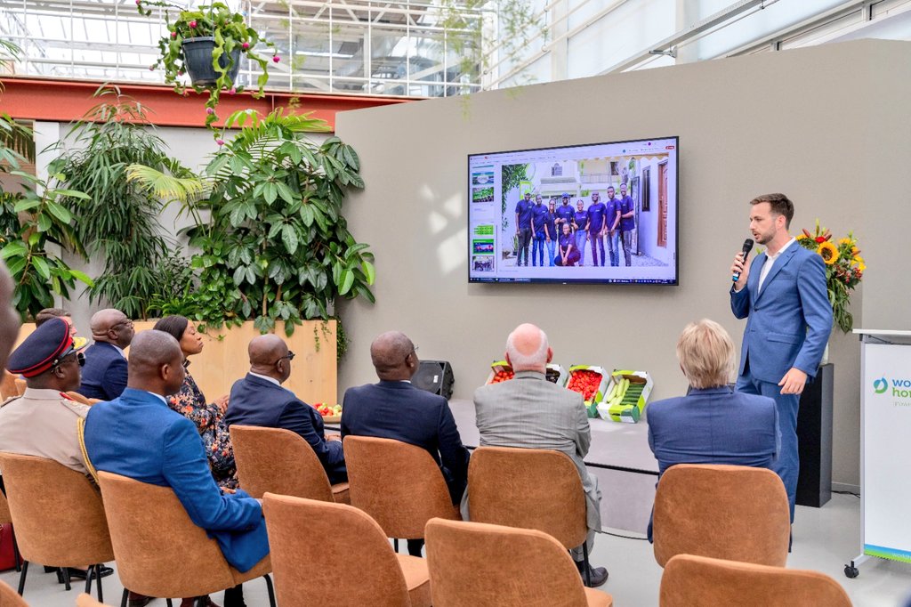 MaartenHermus's tweet photo. Sharing @HGTGhana and @RijkZwaan work and ambitions in developing the next step of #horticulture in #ghana by providing inputs and knowledge in #Ghana to H.E. @NAkufoAddo and government delegation. Discussing the future together! https://t.co/wqN6uniRME