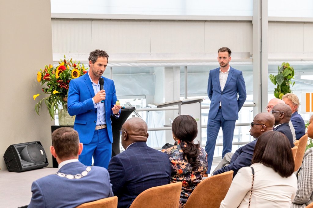 MaartenHermus's tweet photo. Sharing @HGTGhana and @RijkZwaan work and ambitions in developing the next step of #horticulture in #ghana by providing inputs and knowledge in #Ghana to H.E. @NAkufoAddo and government delegation. Discussing the future together! https://t.co/wqN6uniRME