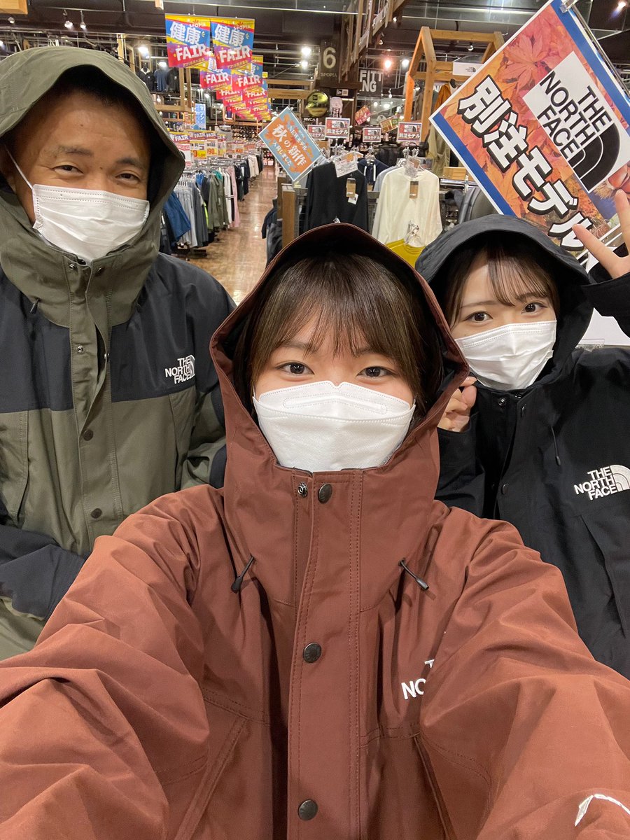 spopia_fujieda's tweet photo. 【THE NORTH FACE】
" Mountain light jacket "2022秋冬モデル
9 / 9 (金) 明日から発売です‼️🍁☃️

秋冬の注目カラー
『ダークオーク』はこれからの時期にぴったりですね🤎🤎

是非店頭でチェックして下さい❕💁🏻‍♀️

閉店後にスタッフで仲良くパシャリ📸💫

#thenorthface 
#mountainlightjacket https://t.co/eB4rqduz2Z