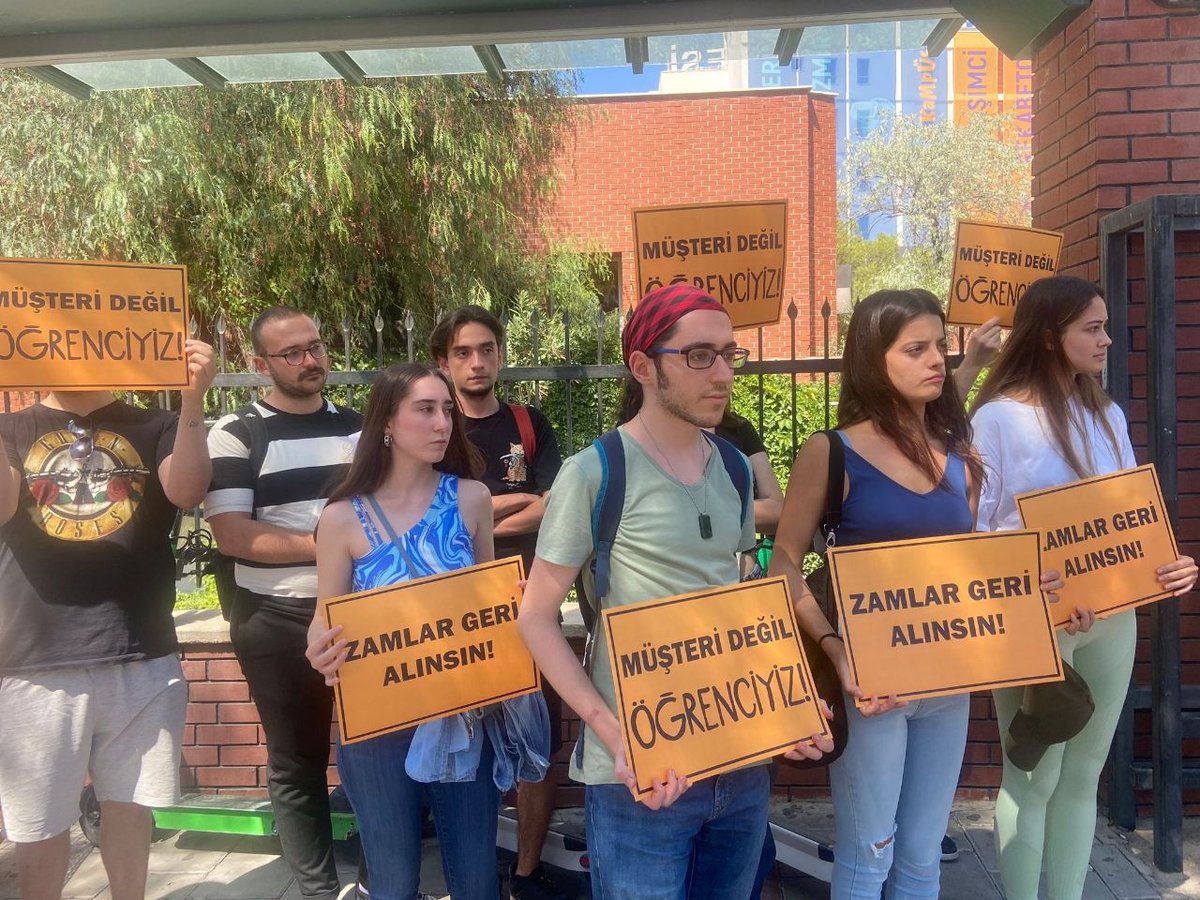 YurtseverHaber's tweet photo. İzmir Ekonomi Üniversitesi öğrencileri zamlara karşı ayakta 

https://t.co/eiDB2eP4uN https://t.co/WlAEPhPWrK