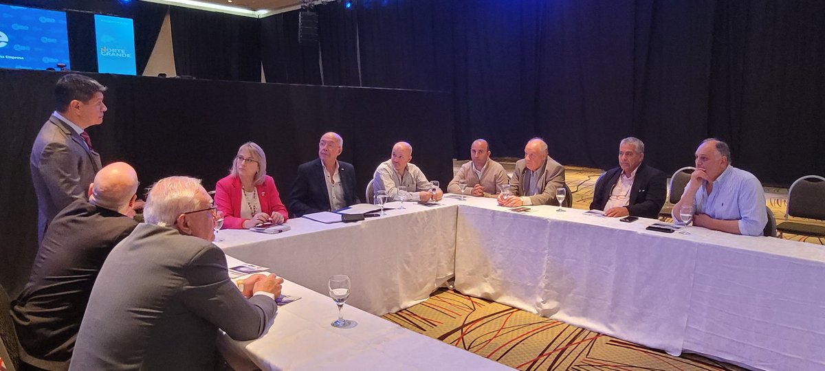 redcame's tweet photo. 🤝 En el marco de la #ExpoNorteGrande, y junto a los principales dirigentes y empresarios #pyme de la región, se realizan los encuentros sectoriales de @ComercioCAME e @IndustriaCAME para abordar problemáticas comunes a la actividad en las provincias del #NorteGrandeArgentino 🇦🇷. https://t.co/l7FxAbtYvU