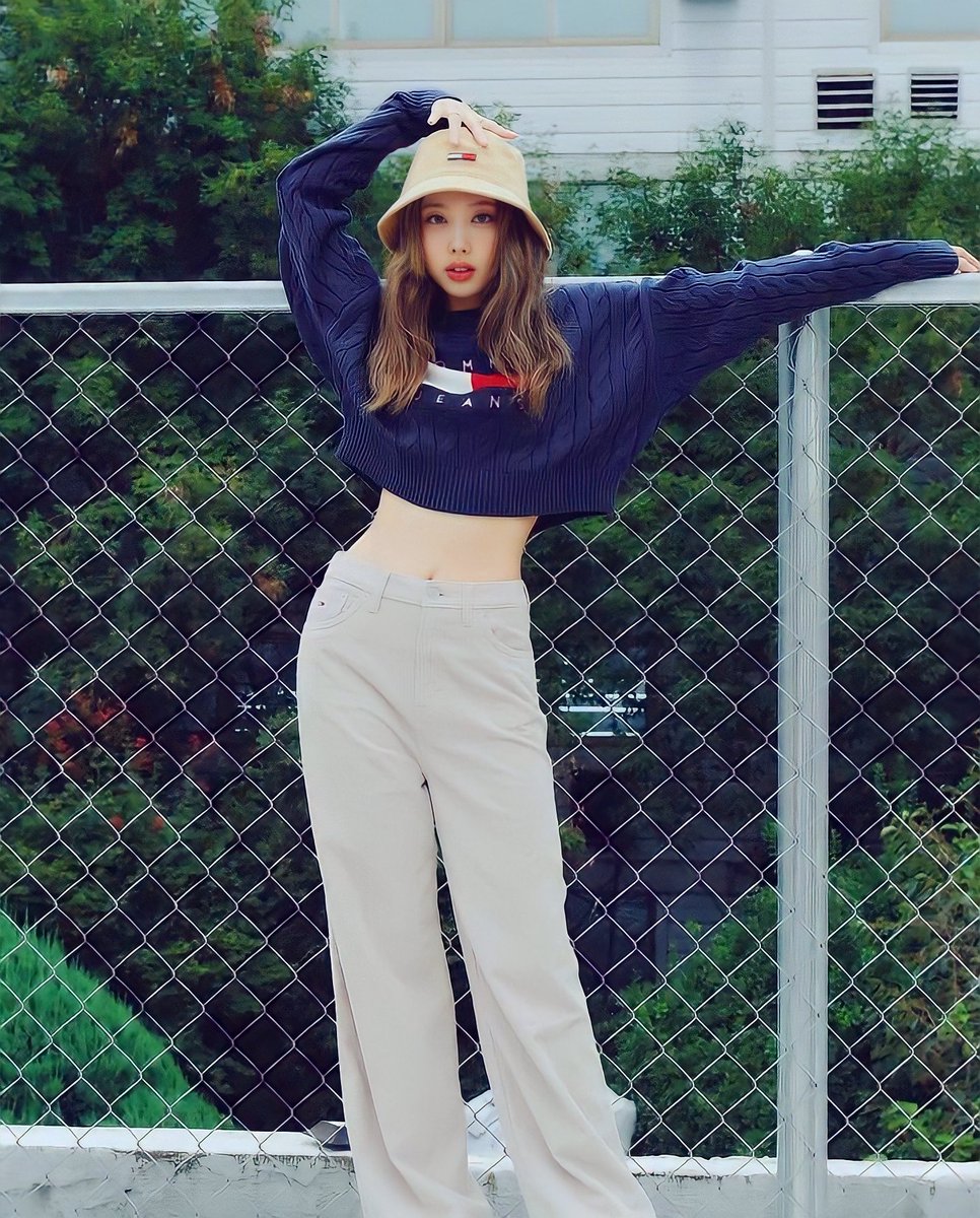 Wansu1020's tweet photo. #NAYEON for Tommy Jeans 🙇🏻‍♀️ https://t.co/maVOhgwTYd
