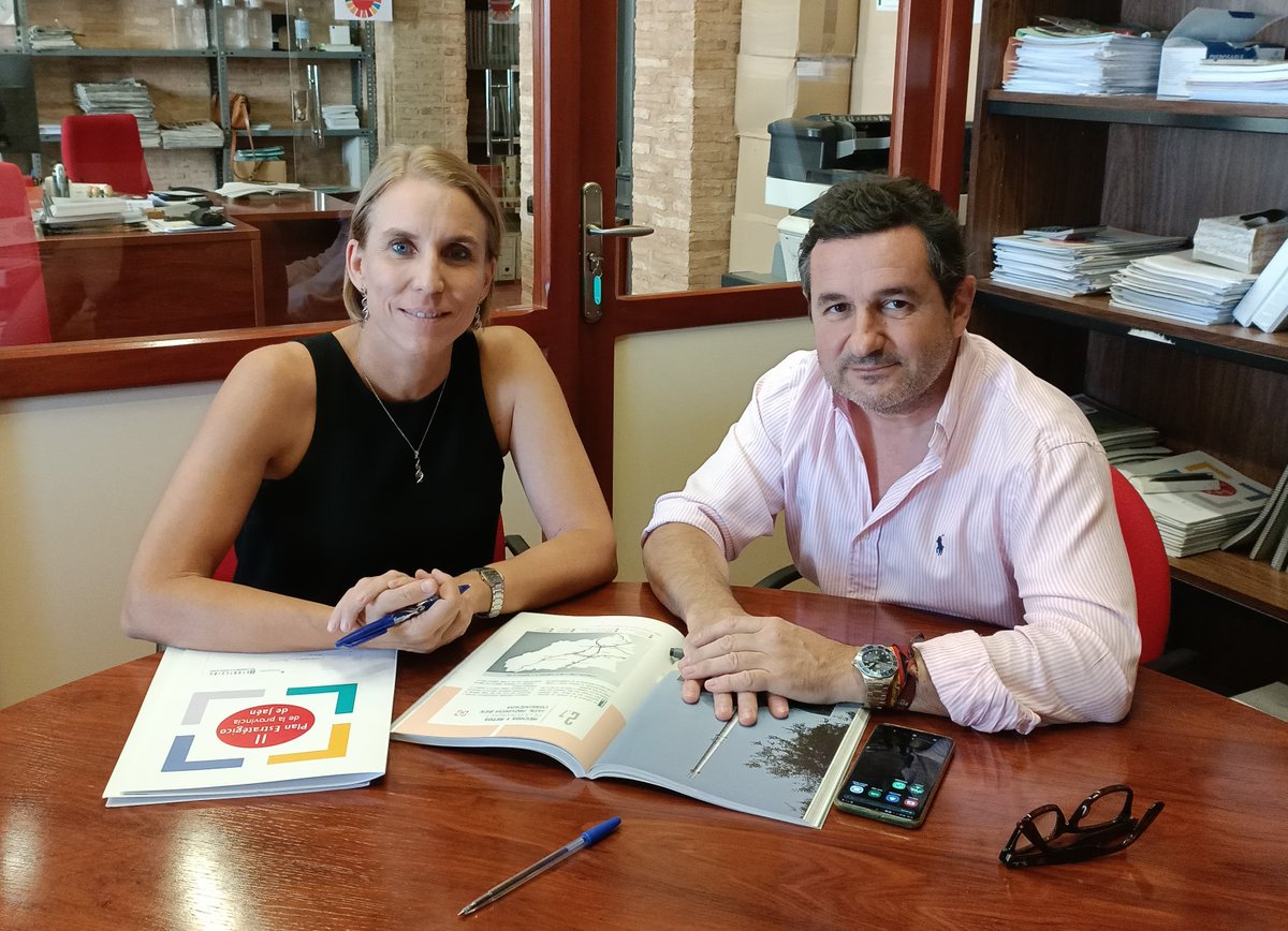 Hoy nos hemos reunido con Ramón Carpena, representante provincial del Colegio de Ingenieros de Caminos, Canales y Puertos, para mostrarle el trabajo que desarrollamos desde la Oficina Técnica de la Fundación "Estrategias" y compartir proyectos e inquietudes. 🤝