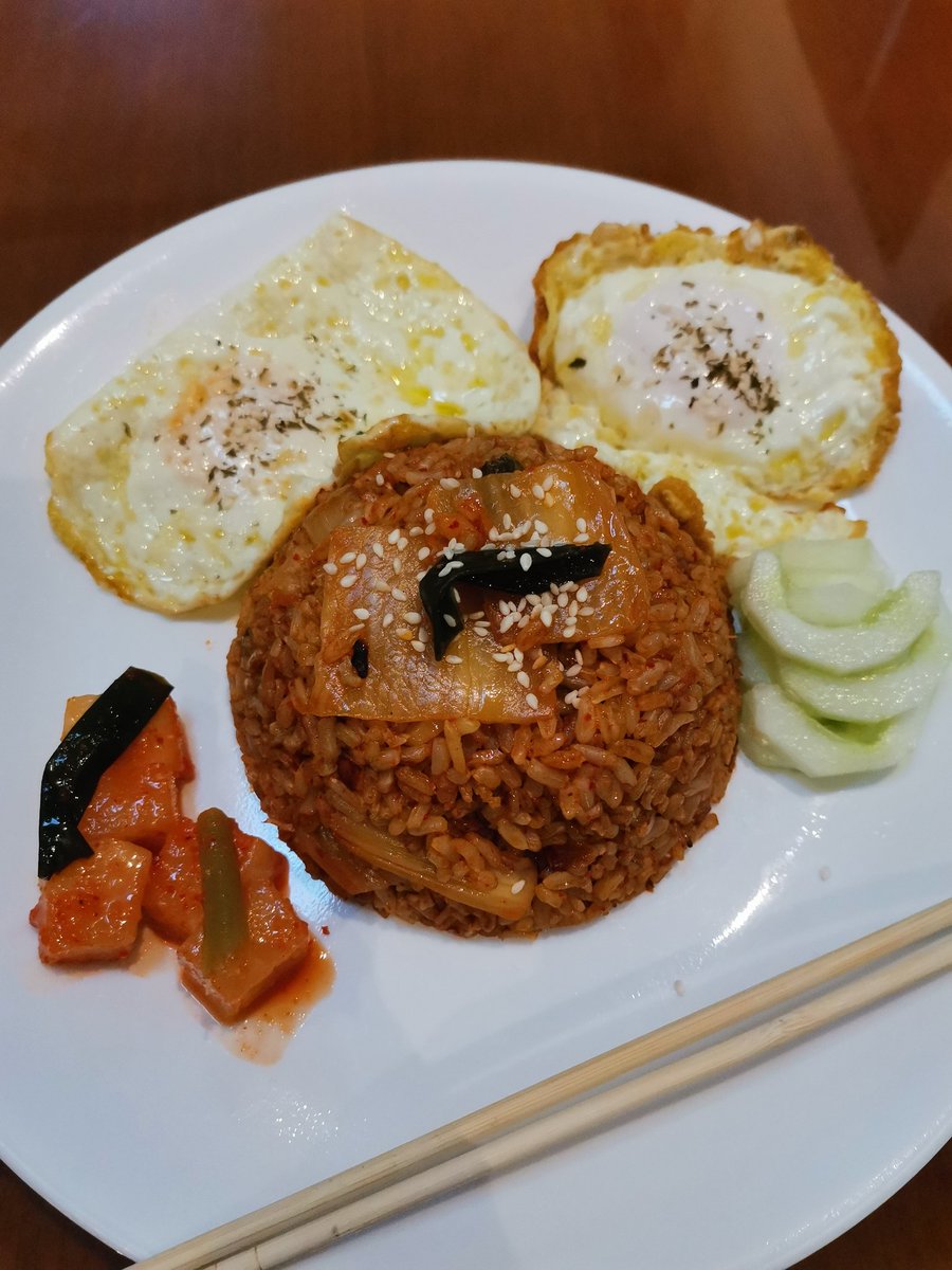 TomatoesSnoo's tweet photo. Kimchi fried rice with sunny-side up eggs. Cold cucumber slices and radish kimchi for my side dishes.

#Kimchi #Dinner https://t.co/rWK3KpCQQS