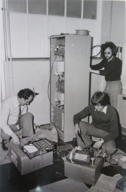 Staff at British Steel installing a new-fangled computer, 1977, courtesy of @CumbriaArchives.

What items have significantly improved their design over your lifetime? Who could you #JustCall to reminisce? 

historybeginsathome.org 

#HBAHDesign #EndLoneliness #WhitehavenArchives