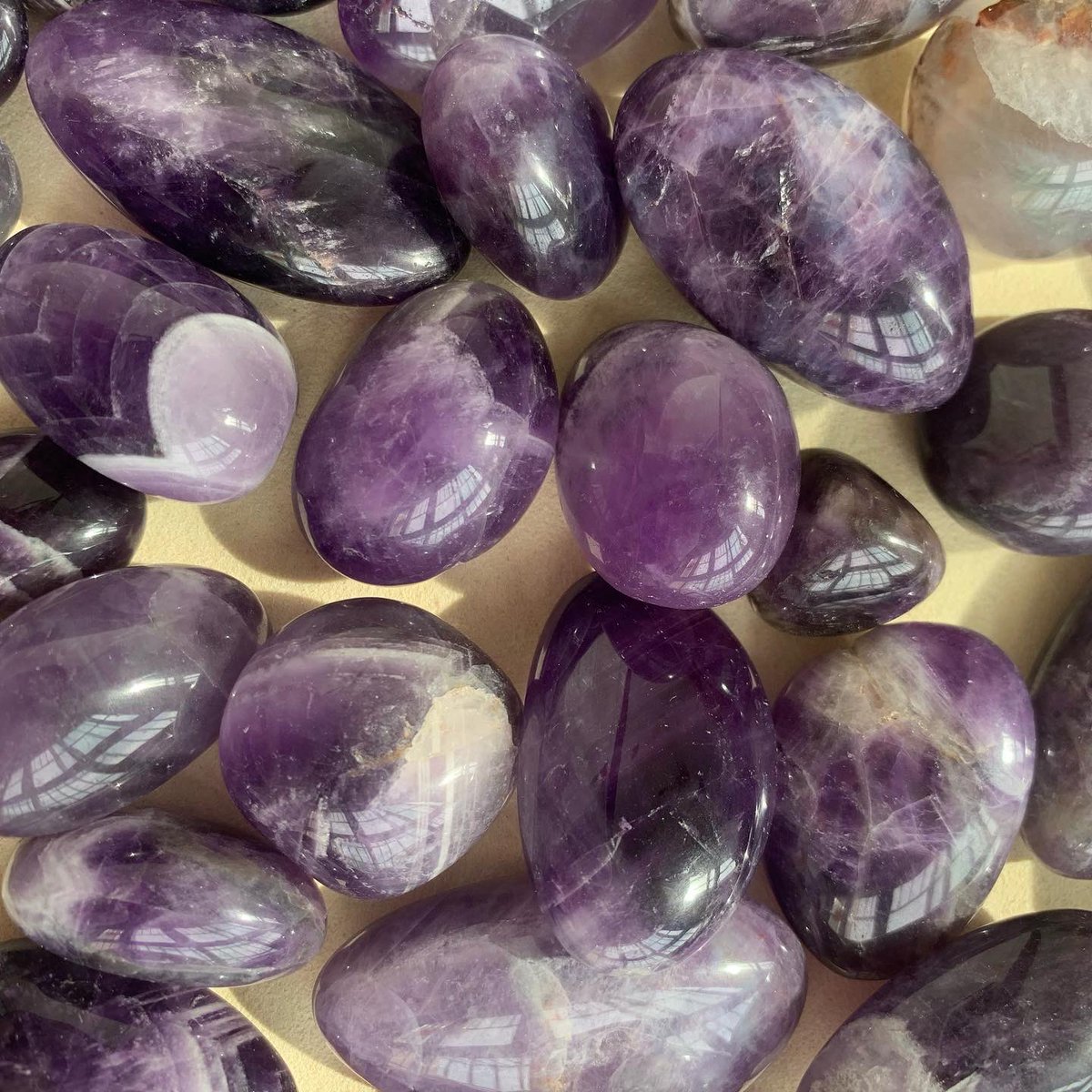 rockeastgem's tweet photo. Amethyst Tumbled Stone
Above 2kg，15usd per kg

#amethyst #amethysttumble #amethystcrystal #crystalwholesale https://t.co/9UhJnnYXUc