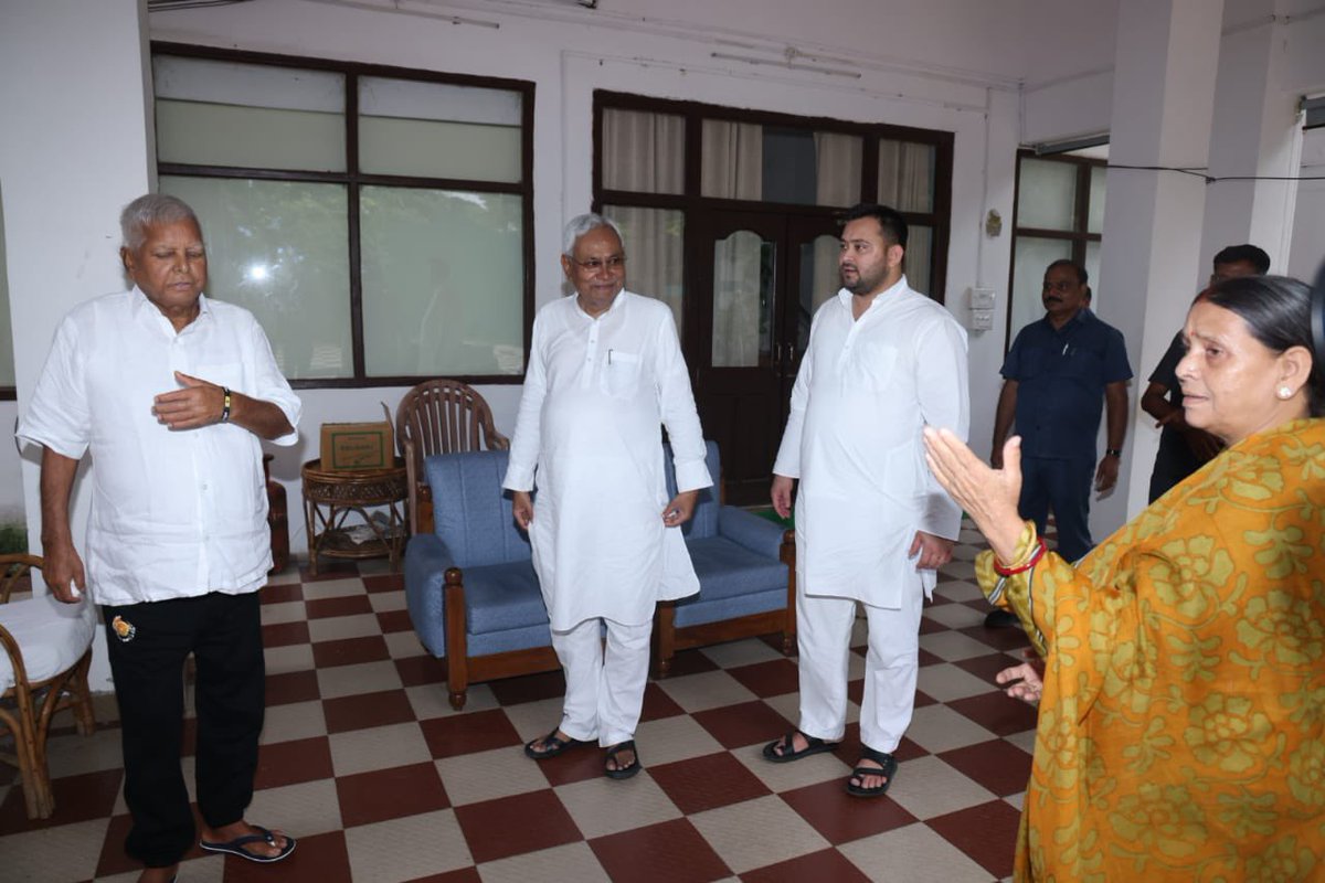 yadavtejashwi's tweet photo. दिल्ली दौरे से लौटने के बाद आदरणीय मुख्यमंत्री श्री @NitishKumar जी ने राष्ट्रीय अध्यक्ष आदरणीय श्री @laluprasadrjd जी से भेंट की। https://t.co/7o6V5kXa3U