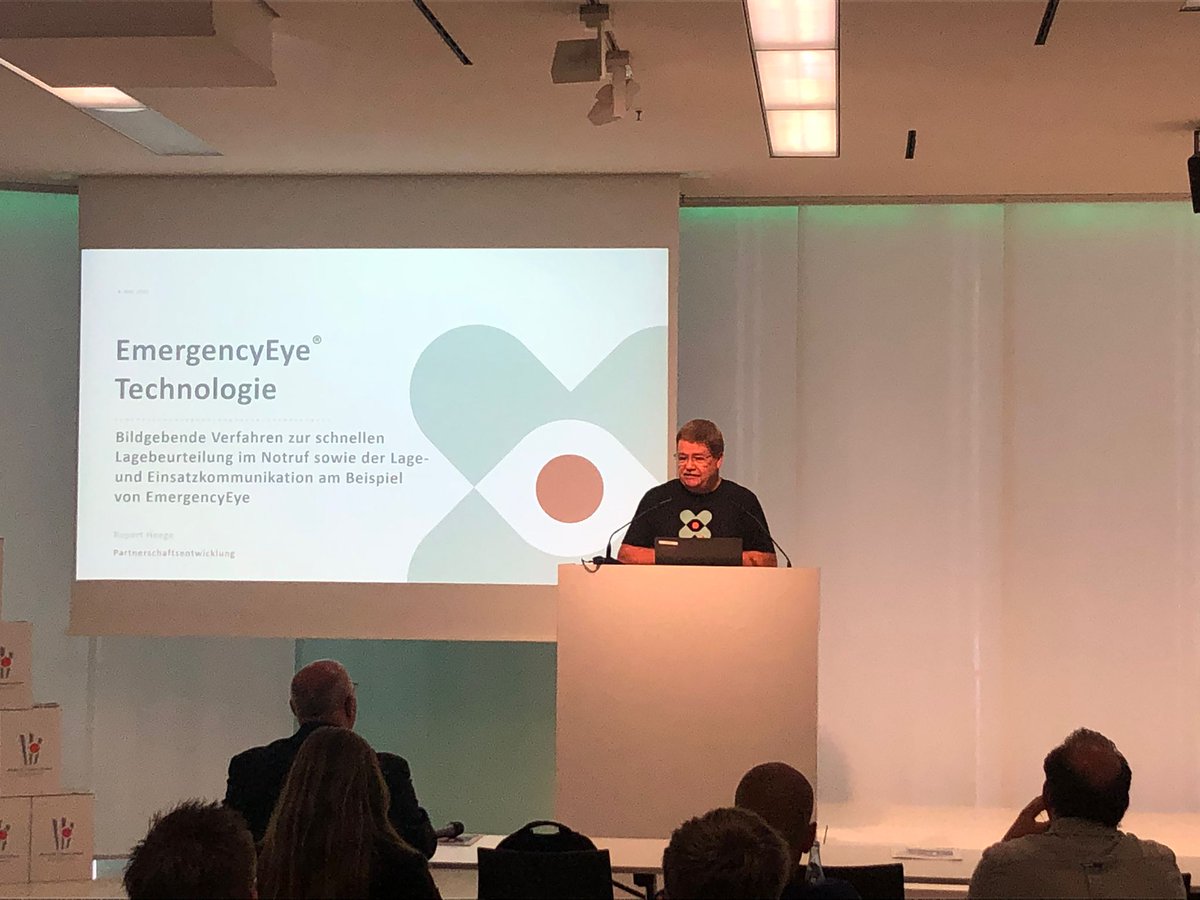 Rupert Heege präsentiert auf der <a href="/KRIFA_Muenster/">KRIFA Münster 8.9.2022</a>
die Innovationen von <a href="/EmergencyEye/">EmergencyEye.de</a>. Mit der Version E5 können nun Experten zur Lagebeurteilung hinzugezogen werden. Mehr auf der #SecurityEssen an Stand 5C19/19 und unter emergencyeye.de/news/veranstal…
