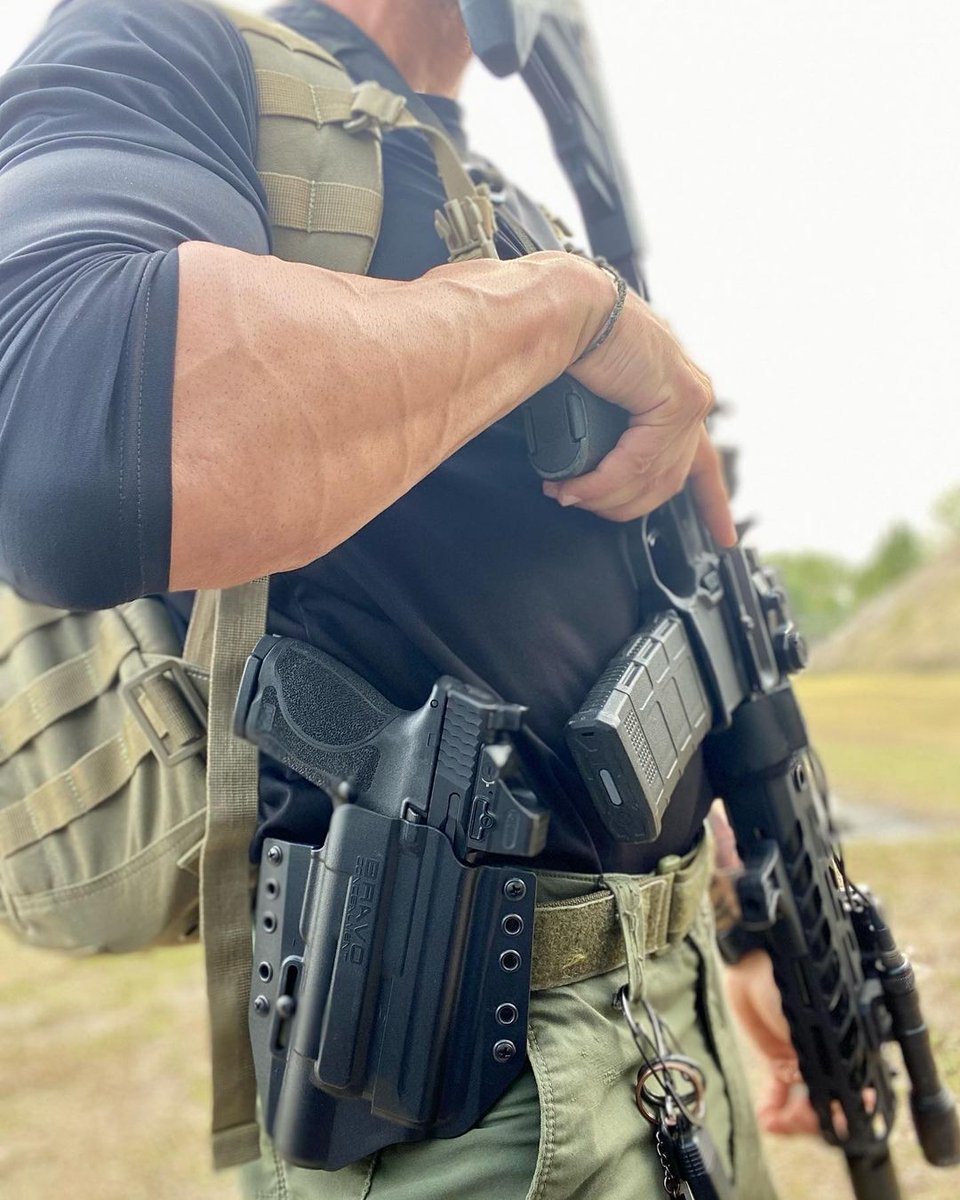 BravoHolsters's tweet photo. Sometimes less is more.
📸 : @andy_del_jr
#bravoconcealment #glock #edc #everydaycarry #appendixcarry #iwb #holster #concealment #concealedcarry #tactical #gunsdaily #firearmsphotography #firearms #reload #glock19 #9mm #guns #owbcarry #wml https://t.co/qFa0ue0x86