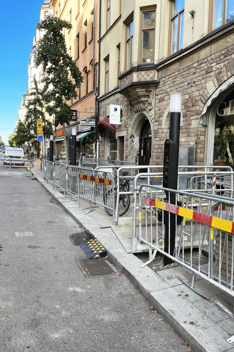 johnwasterlund's tweet photo. Detta är vad som händer när politiker i Stockholm hört att miljön är viktig men inte vet vad de ska göra och lider av kronisk bil-hjärna. Bygger laddstolpar längs Hornsgatan som om de glömt att det huvudsakliga problemet där är mängden trafik och inte vad den drivs av. https://t.co/dyW1hkpbYO