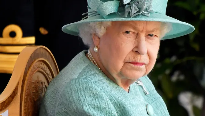 3CatInfo's tweet photo. "El pont de Londres ha caigut": el pla per quan mori la reina Elisabet II
https://t.co/aNStDPPjlv https://t.co/Izuv95xtez
