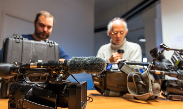 In de training #videojournalistiek op 8 oktober a.s. leer je binnen een dag de basisbeginselen in theorie en praktijk. Meld je als lokale omroepmedewerker kosteloos aan: bit.ly/3D56CaF #opleiding #lokalejournalistiek