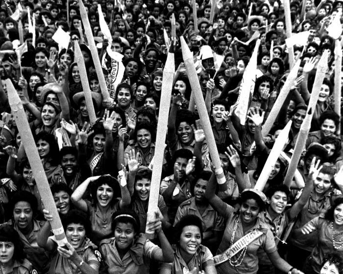 DiazCanelB's tweet photo. Hoy la UNESCO celebra el #DíaDeLaAlfabetización. Pocos países han hecho tanto como #Cuba en el noble propósito de enseñar. A nuestros ciudadanos y a ciudadanos de muchos otros países en el mundo. Uno de los grandes desvelos de #Fidel y la Revolución cubana. https://t.co/6c4V9RnV3q