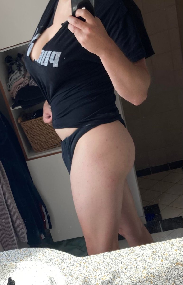 gubchan's tweet photo. So... I finally did it. I've been struggling with this decision for a while now, but I dont want to regret not trying. So here it is, I am coming out as a crossdresser. Its not much, I kinda tried to go for a dommy mommy gym vibe <3
#comingout #crossdressing #lgbtq #trans https://t.co/eFqJwV5Vqr