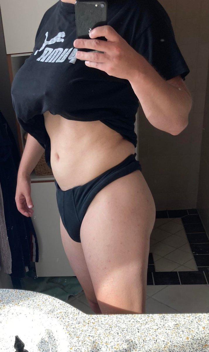 gubchan's tweet photo. So... I finally did it. I've been struggling with this decision for a while now, but I dont want to regret not trying. So here it is, I am coming out as a crossdresser. Its not much, I kinda tried to go for a dommy mommy gym vibe <3
#comingout #crossdressing #lgbtq #trans https://t.co/eFqJwV5Vqr