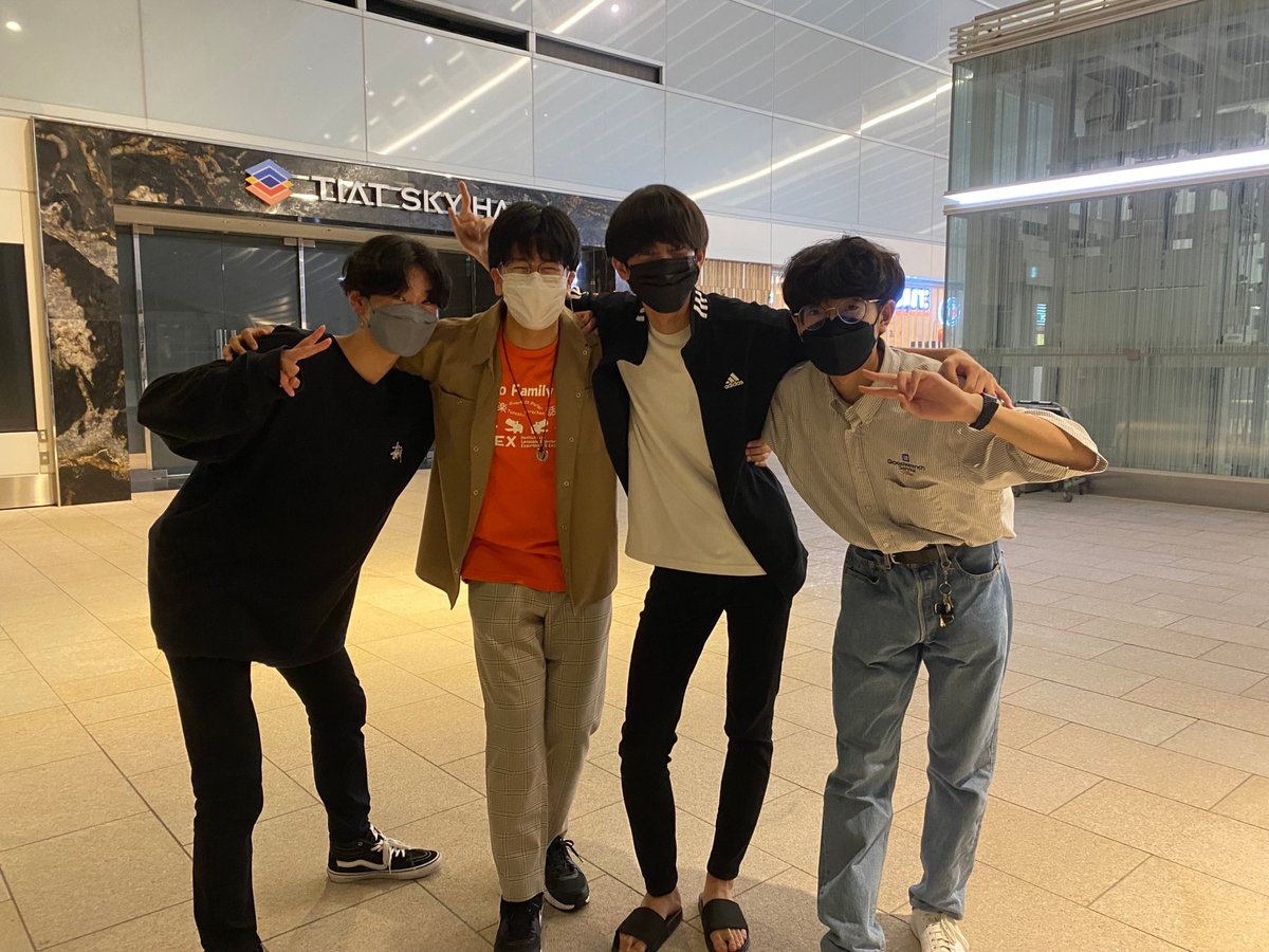 official_very's tweet photo. [朗報]
ボーカルの三尾、海外進出 https://t.co/1t905nucBp