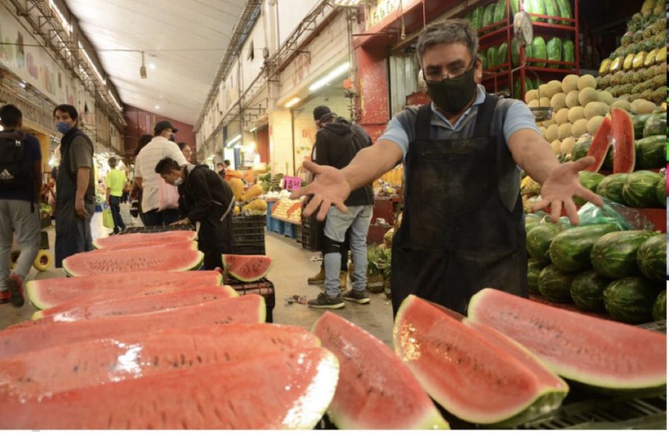 Claudiashein's tweet photo. Los colores y sabores de nuestra Central de Abasto son únicos y su gente la más trabajadora. Saludos a las personas que a diario comienzan su jornada muy temprano y hacen posible la compra de alimentos al mejor precio en la @CdeAbastoCDMX https://t.co/ZI12ZzT3kG