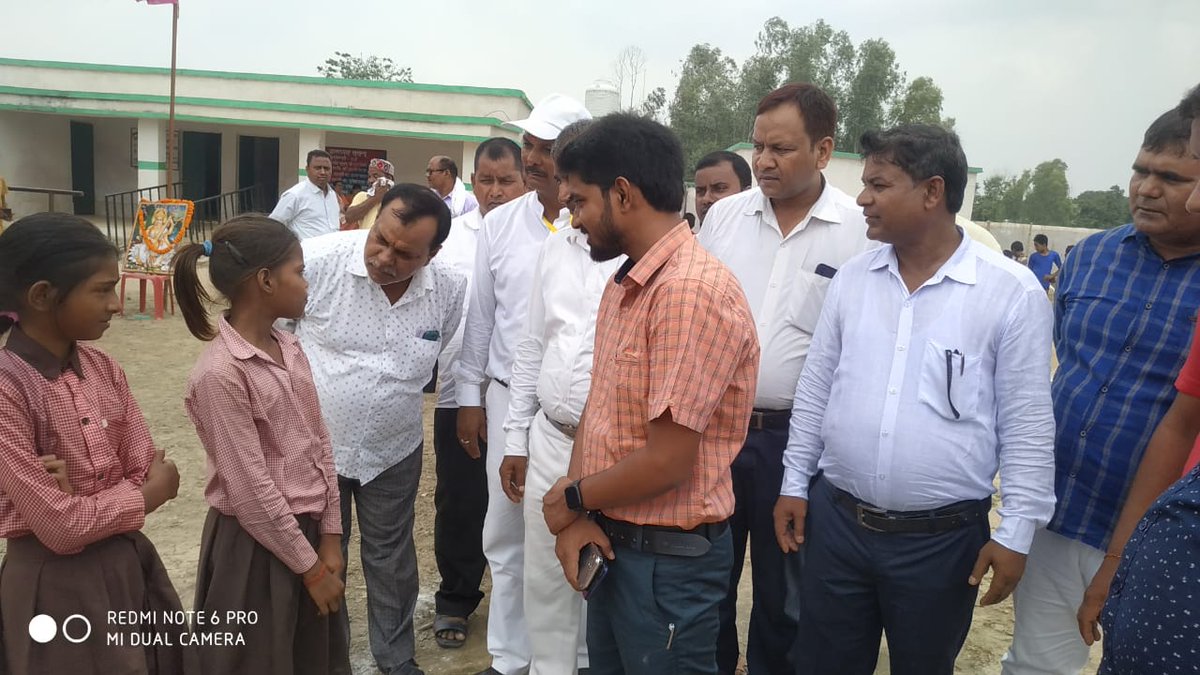न्याय पंचायत स्तरीय बेसिक बाल क्रीड़ा प्रतियोगिता के शुभारंभ में परिषदीय विद्यालयों के बच्चों एवं आत्मविश्वास से लबरेज़ बेटियों का उत्साहवर्धन करते हुए ✌️✌️
#बदल_रहा_है_बेसिक_सॅंवर_रहा_है_भविष्य