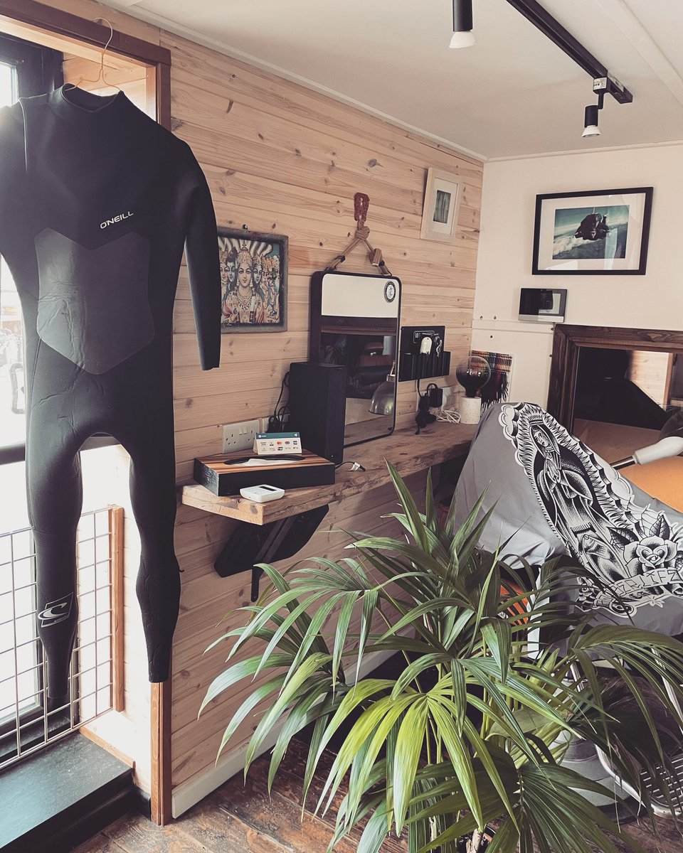 MaheshHayward's tweet photo. When your barbershop becomes your drying room too. Surfs up ! #surf #bodysurfer #bellyboard #barber https://t.co/QivdLYWuCo