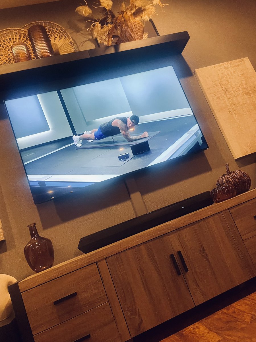 AliSmith09's tweet image. When you think you’re dying doing core work &amp;amp; you realize it’s all about the mindset! I may not know this guy personally but he changed my entire outlook this morning just by who he is! Overcoming adversity, positive mindset w/a smile on face! Do you see it? #amazing #1arm