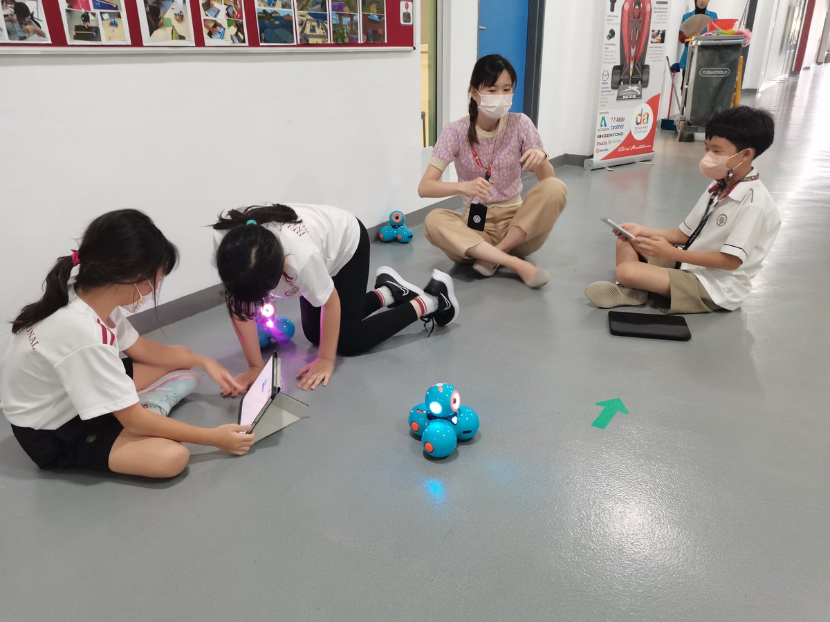 ShumitaR's tweet photo. Our Digital Leaders preparing for HIS open days and taking visitors on a tour of our amazing Makerspace, tools, and equipment with @vickyyhengg, @Carrieling4, @WalshMargaret2, and @mmeetk. More to come next week!
#sphero #dashrobot #scratch #wedolego #appleteacher @AppleEDU https://t.co/KRpUdOPDy1