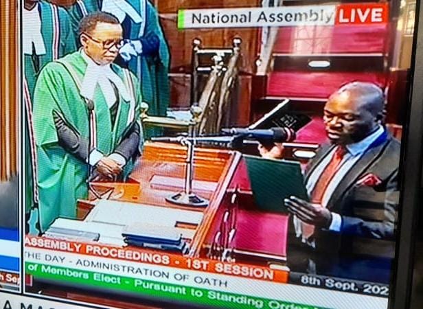 Honcalebamisi's tweet photo. I took the oath of office today ,to serve the great people of saboti for another term.The trust ,the enthusiasm and the monumental faith granted to me by sabotians shall be remunerated accordingly. SO HELP ME GOD! #parliament #kalonzo #marende #wetangula #BungeLiveNA #SenateLive https://t.co/6E6qVg6GXr