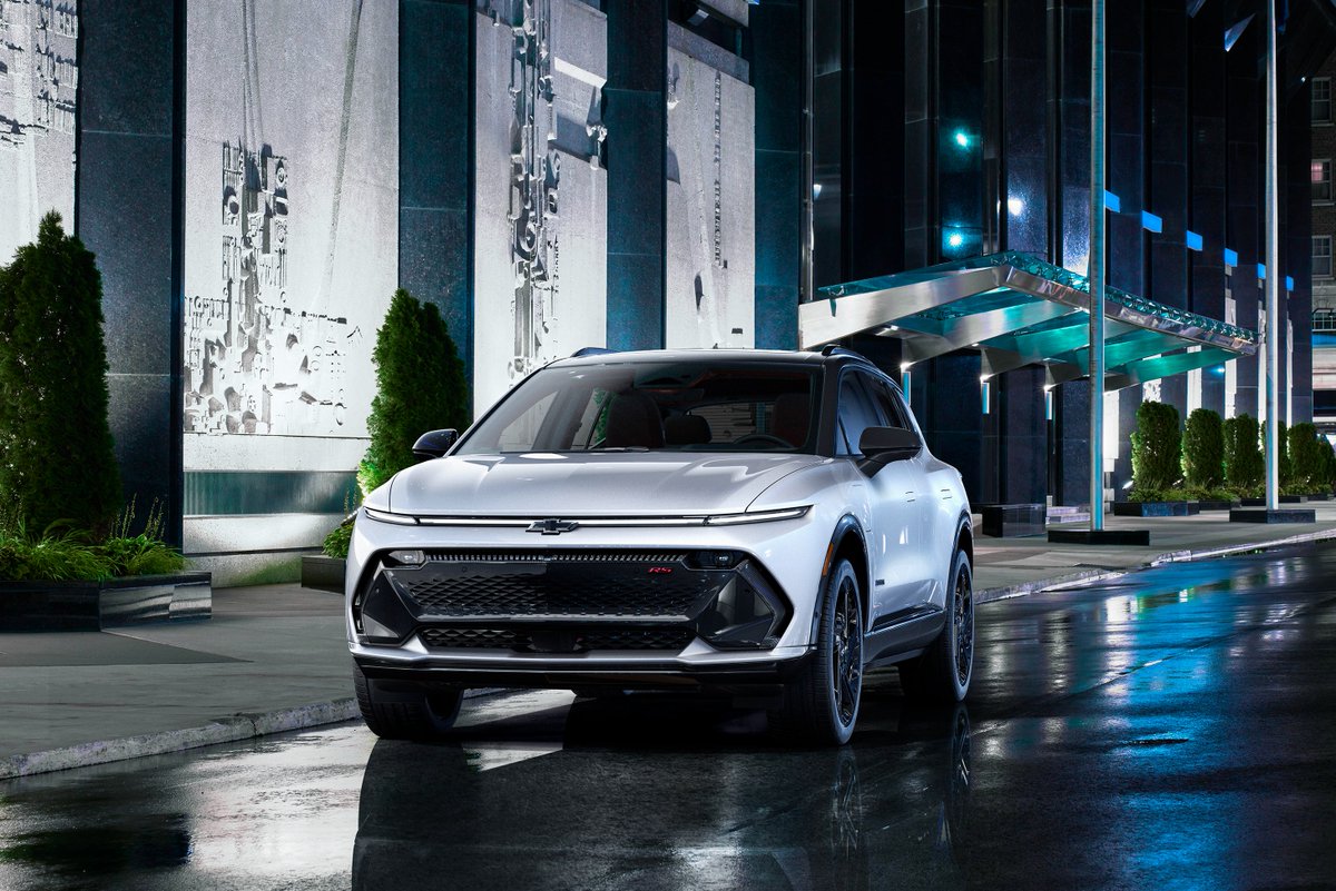 Motor1com's tweet photo. Meet the 2024 Chevrolet Equinox EV. 🔋

Chevy's new electric crossover goes on sale late next year and will have up to 300 miles of range. https://t.co/NreMwWJm0M https://t.co/cMoJSrdSf5