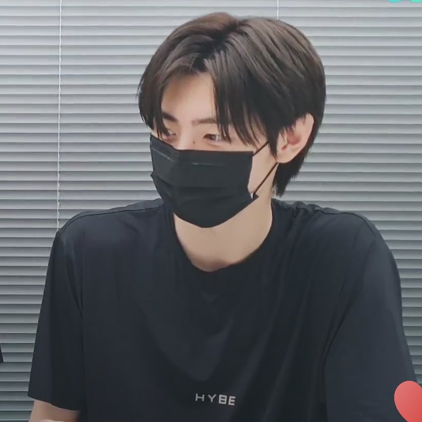 pshpha's tweet photo. 어떤옷을입어도 어깨가 이겨 https://t.co/guYYSqAwUr