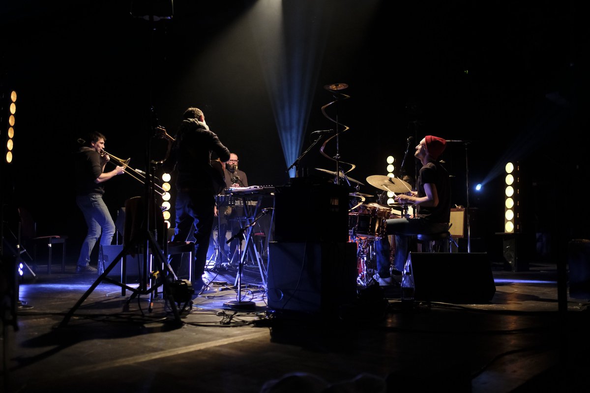 ozmajazz's tweet photo. ⭕ RETROZMA // 2020 ⭕ LOCKDOWN💡

OZMA a profité des contraintes des "spectacles sans public" pour créer "Road Trip Live Show" : un concert filmé par @lestudioinde à La Briqueterie de @SchilickVille

Le show complet ici : https://t.co/TErSiNm4p6

#ozmajazz #ozma2020 #ozma20years https://t.co/LVpXYeYqmM