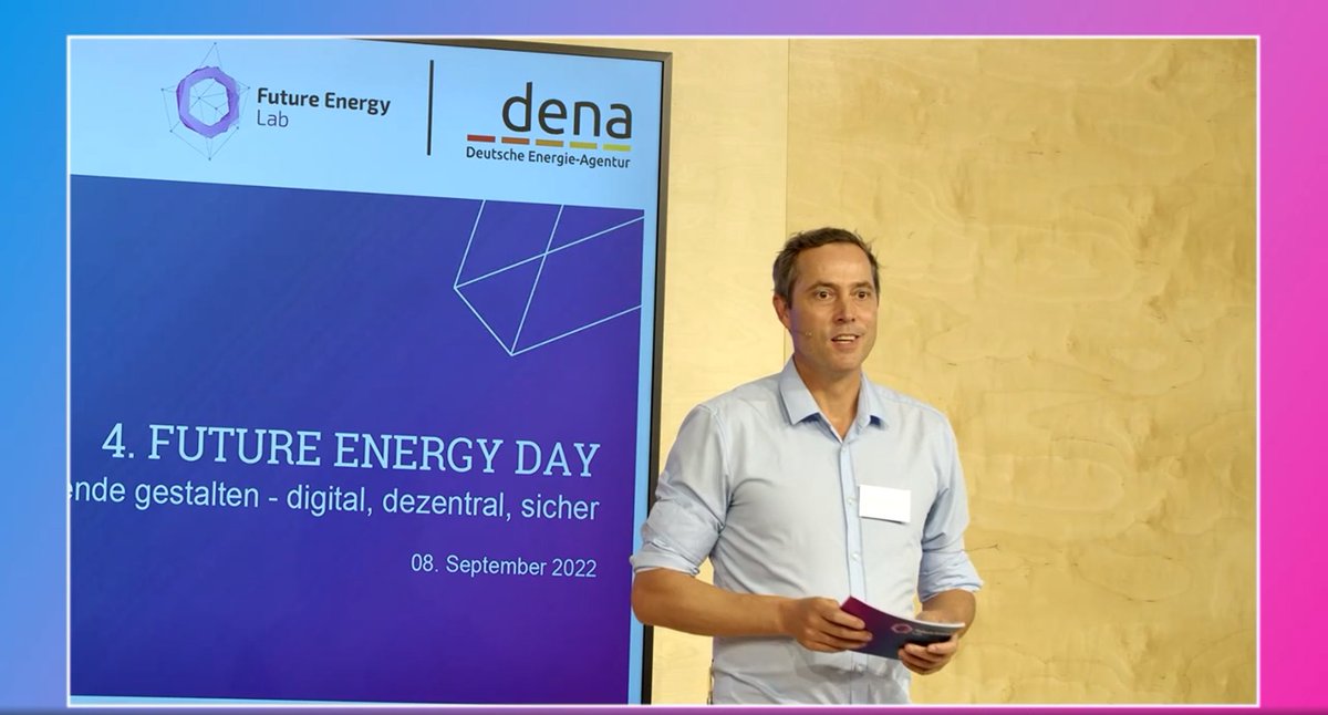 dena_news's tweet photo. Willkommen zum #FutureEnergyDay 2022: 
@PhilipppRichard, dena-Bereichsleiter Digitale Technologien &amp; Start-up Ökosystem, begrüßt aus dem #FutureEnergyLab in Berlin alle Teilnehmenden und gibt eine Einführung in das Programm des heutigen Tages. https://t.co/maKTUVzNPd
