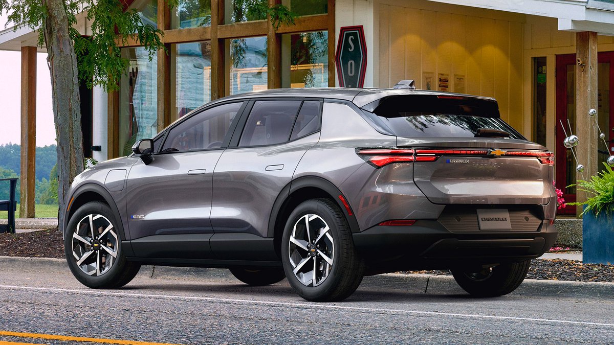 Motor1com's tweet photo. Meet the 2024 Chevrolet Equinox EV. 🔋

Chevy's new electric crossover goes on sale late next year and will have up to 300 miles of range. https://t.co/NreMwWJm0M https://t.co/cMoJSrdSf5