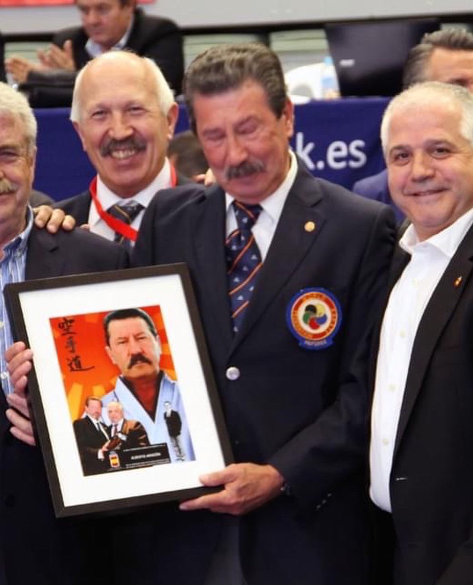 RFEKarate's tweet image. Desde la RFEK y DA lamentamos comunicar el fallecimiento de D. Alberto Aragón, cinturón negro 8 dan y pionero de nuestros árbitros internacionales.
Nos sumamos al dolor por tan importante pérdida a familiares y amigos.
Descanse en Paz.