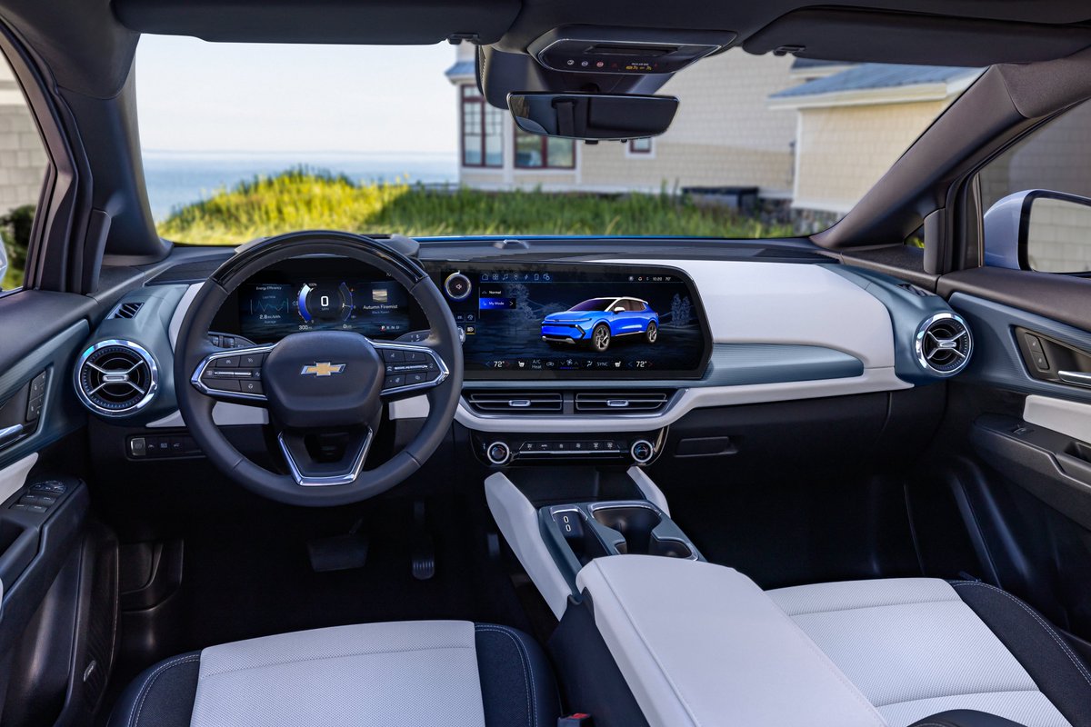 Motor1com's tweet photo. Meet the 2024 Chevrolet Equinox EV. 🔋

Chevy's new electric crossover goes on sale late next year and will have up to 300 miles of range. https://t.co/NreMwWJm0M https://t.co/cMoJSrdSf5