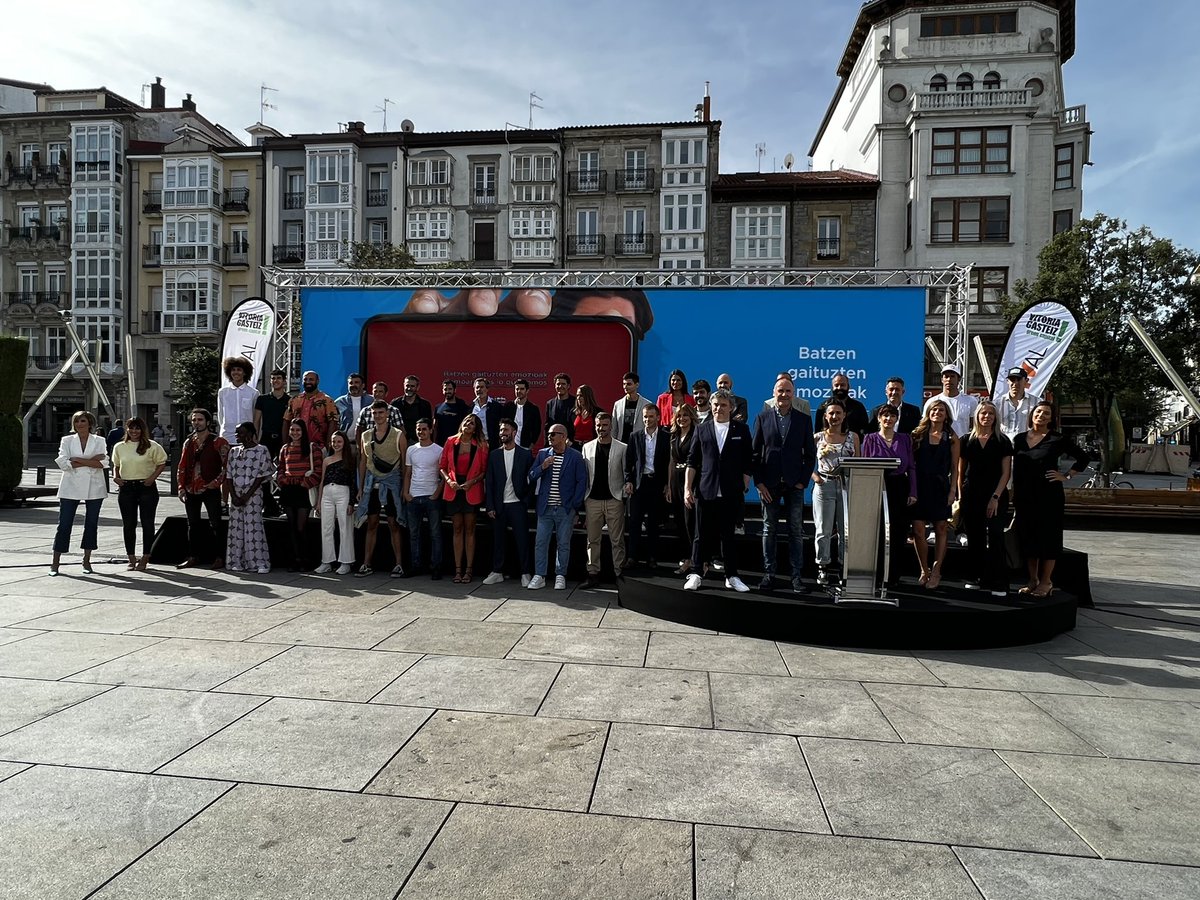 EITBofiziala's tweet photo. Antes y después de la foto de familia. #festval #festvaleitb @FesTVal #nuevaprogramacion #programazioberria https://t.co/M5BJJYOiG1