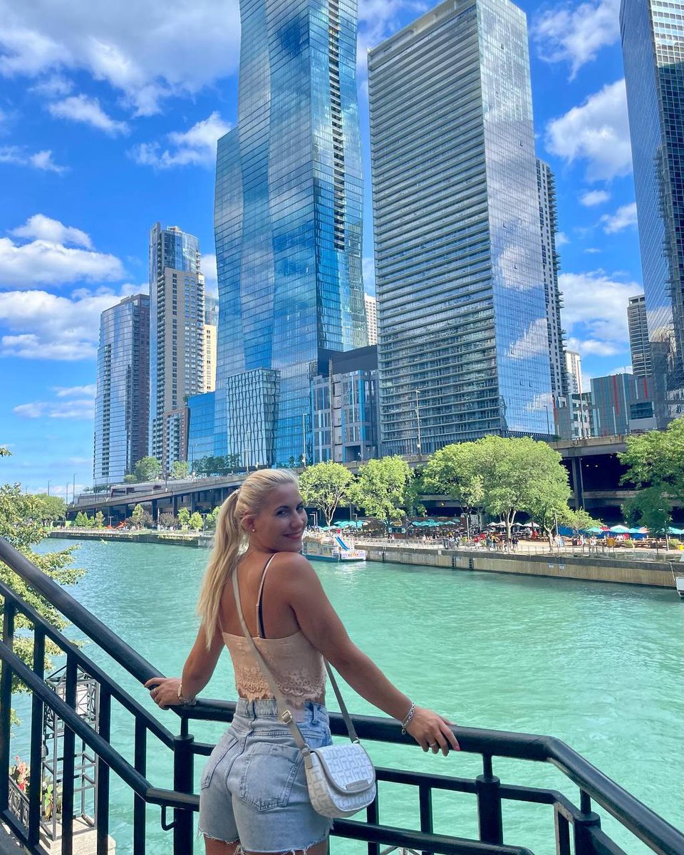 AnnaBrandl7's tweet photo. Taller than the skyscrapers 🌆💗🤪
#chicago #chicagophotographer #travellove #travelgirl https://t.co/OGpakc6vQM