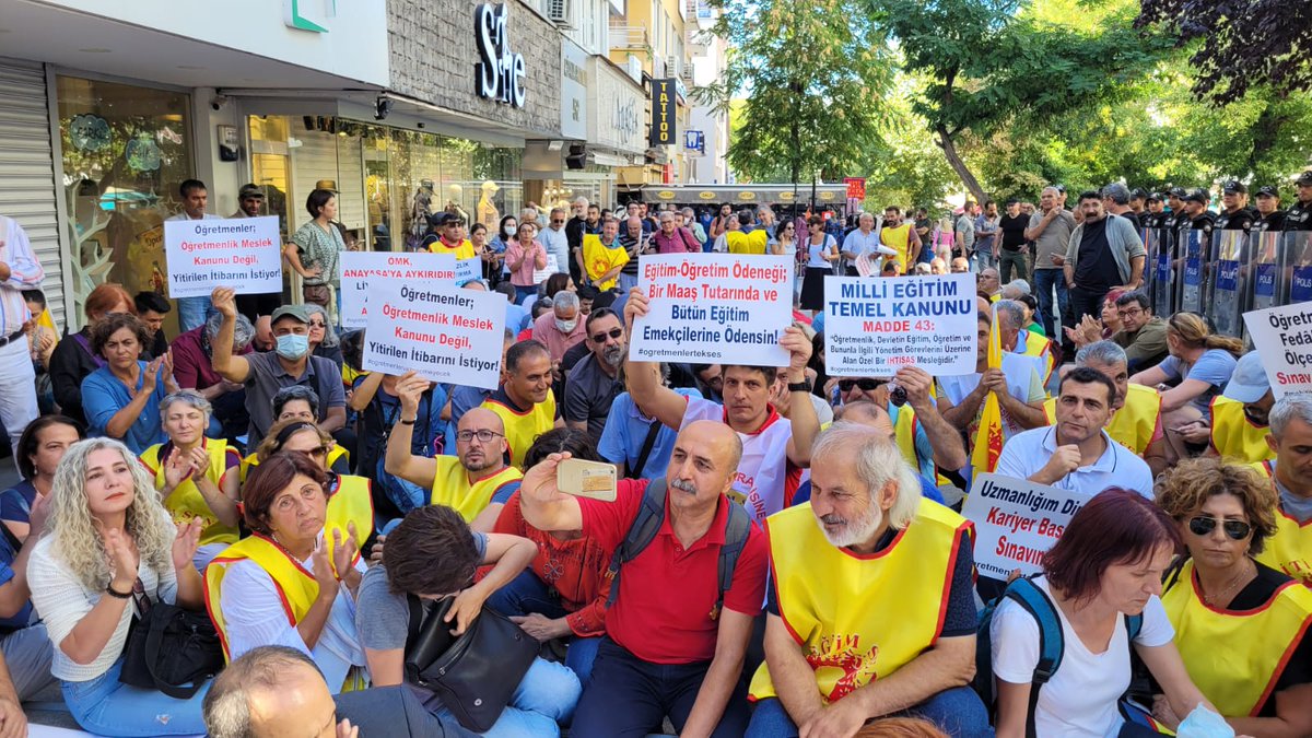 Eğitim Sen Genel Merkezi abluka altında, ÖMK'nın geri çekilmesi talebiyle MEB önünde yapılacak açıklama engelleniyor. 
Sesimize ses olmanın vaktidir şimdi...

#egitimsenledayanışmaya
