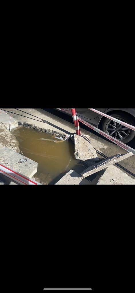HasanSent's tweet image. Bağdat caddesi Dr. Abdülkadir Kadir Noyan sokağın başında kanalizasyon patlağı var ve yoldan dere gibi sahile kadar kanalizasyon akıntısı var. Belediyeye şikayet edilmesine rağmen kimse ilgilenmiyor. Koku ve pislikten sokaktan geçişmiyor. @serdildara @kadikoybelediye