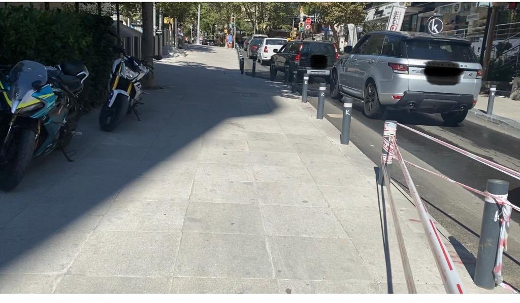 HasanSent's tweet image. Bağdat caddesi Dr. Abdülkadir Kadir Noyan sokağın başında kanalizasyon patlağı var ve yoldan dere gibi sahile kadar kanalizasyon akıntısı var. Belediyeye şikayet edilmesine rağmen kimse ilgilenmiyor. Koku ve pislikten sokaktan geçişmiyor. @serdildara @kadikoybelediye