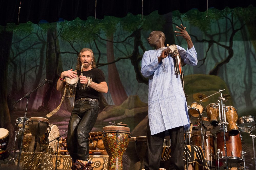 TonyVacca_Music's tweet photo. #picoftheweek Performing at Roger Ludlowe Middle School in Connecticut

#worldmusic #drums #therescueofluminousbeing #newcd #newbook https://t.co/2B3VYIUbFd