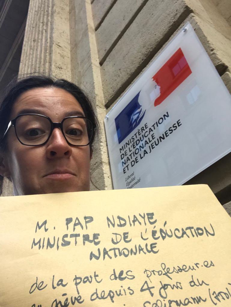 SlgEnlutte's tweet photo. #Jour4 (75% de grévistes au collège Seligmann)
Devant le Ministère @PapNdiaye
Devant le Rectorat @Academie_Paris
Devant les écoles du secteur 10ème @Mairie10Paris
#ClassementREP
#LaMobilisationContinue
#BientôtUneSemaineDeGrève
#PayezVosProfs https://t.co/j0qFCaz7dH