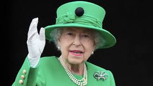 AbkaFitzHenley's tweet image. #BREAKING: All children of the ailing Queen Elizabeth II - (Charles, Anne, Edward, Andrew) - are either at her bedside in Scotland or en-route.

Grandson, Prince William, also present.

Duke &amp;amp; Duchess of Sussex, Harry &amp;amp; Meghan, are also hastily heading to visit the Queen.