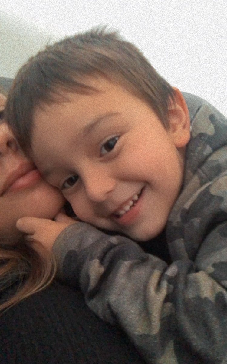 flor8gi's tweet photo. Se acostó al lado mio pero cuidando no despertarme. Me abrazó un rato, me dio un beso y dijo ‘buenos días’. El único hombre que quiero en mi vida🤍 https://t.co/HKzjzQo0Zt