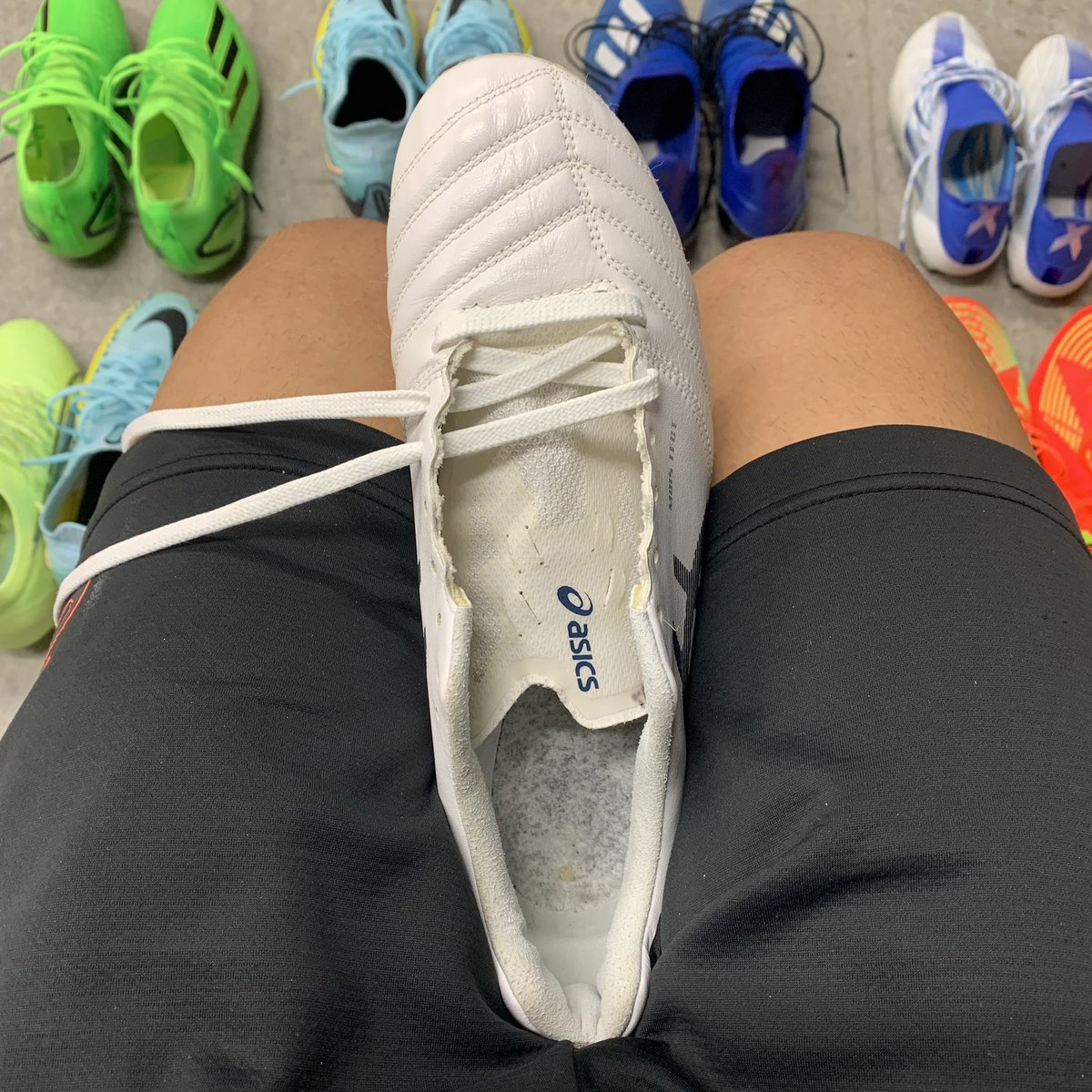 tacco88's tweet photo. スパイクの紐を通すときは、スパイクを股に挟んでやるタイプです🙋♂️
#Vamos🔥
#asics
#XFLYPRO https://t.co/7MCxTX80JY