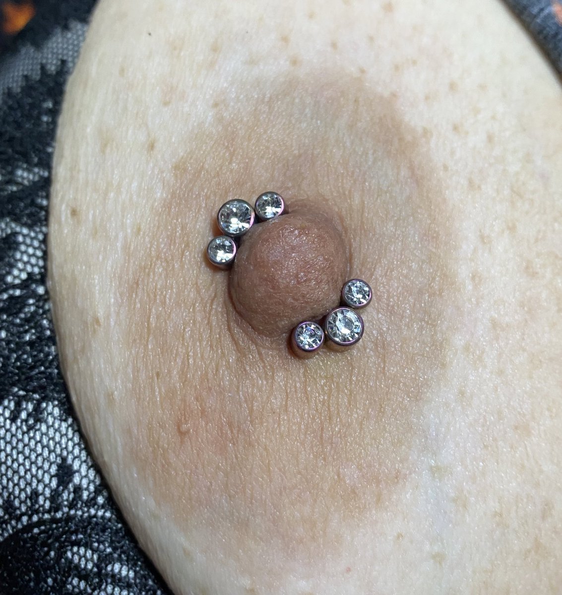 ABpiercer's tweet photo. Tetinha Linda e Brilhuda anodizada no Pink pra vocês 😈💖
#nipplepiercing #mamilo #piercingrj https://t.co/VbZHNPUalB