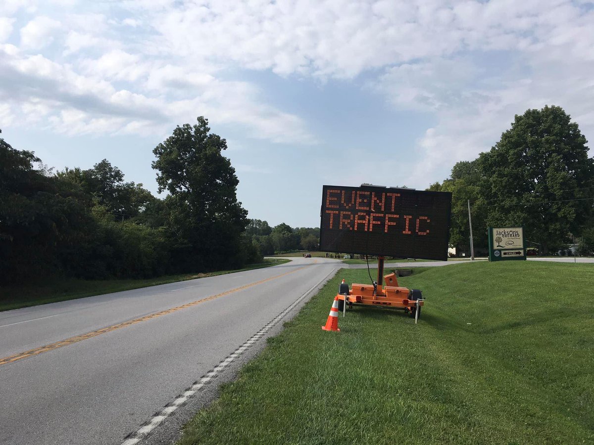 KYTCDistrict3's tweet image. HEADS UP BOWLING GREEN! A large event being held at Beech Bend this weekend is expected to bring a large influx of traffic to the city beginning today. Local traffic should avoid the areas around Beech Bend this weekend. Click link for more info 
tinyurl.com/4dt9dtxb