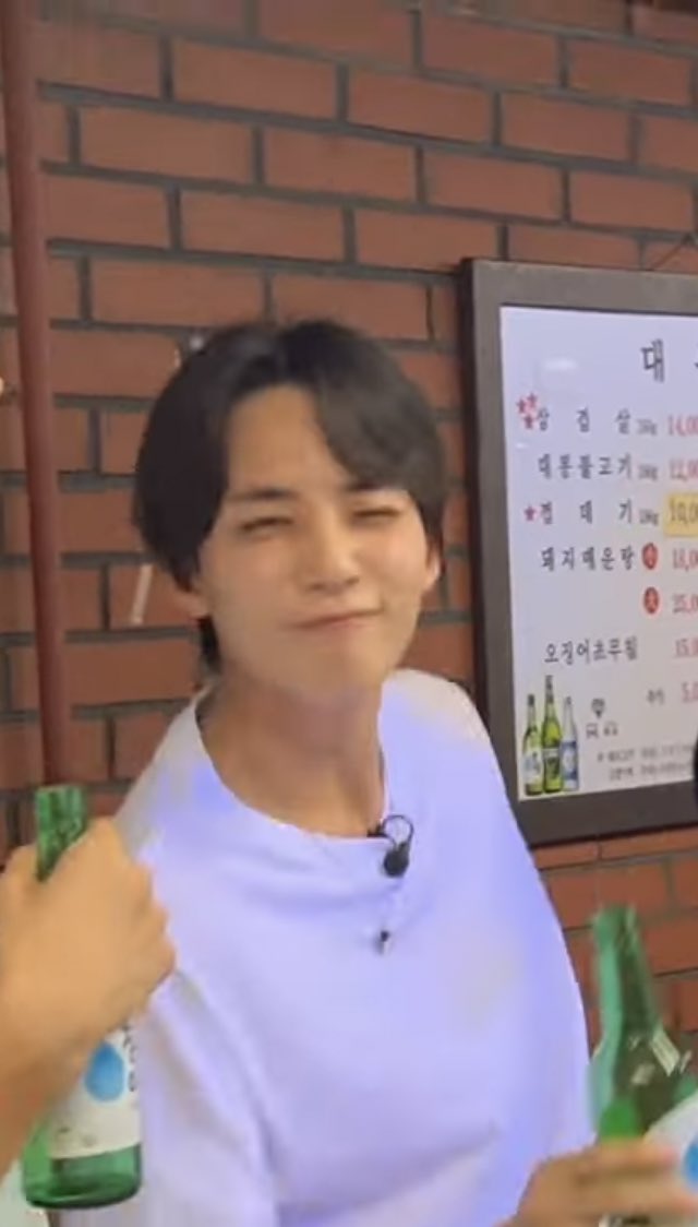 sunwoothought's tweet photo. my drunk jeonghan 🫶🏻 https://t.co/g9nloDbmIL