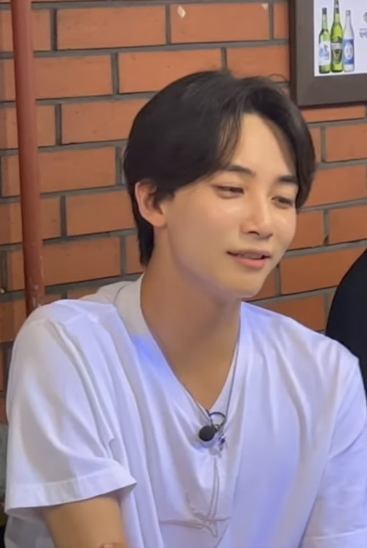 sunwoothought's tweet photo. my drunk jeonghan 🫶🏻 https://t.co/g9nloDbmIL