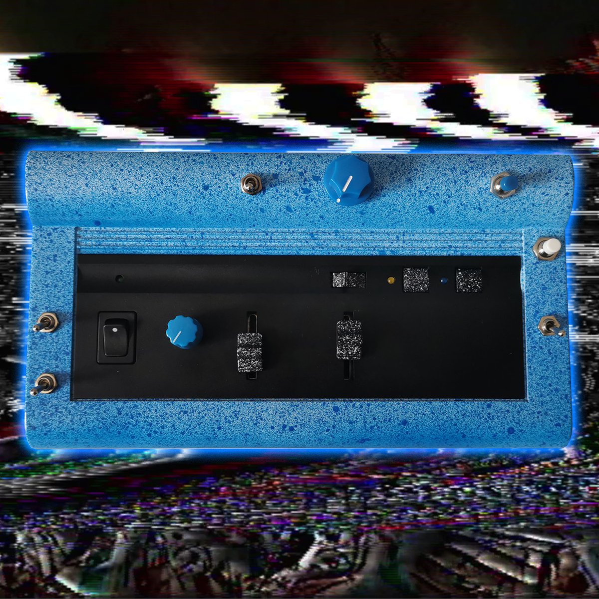 OB_X_'s tweet photo. WARPDRIVE circuit bent video synth.
Available on etsy: https://t.co/ylAQnkiymg
#circuitbending #glitchart #videocircuits #videoart https://t.co/61U6ggpQmU