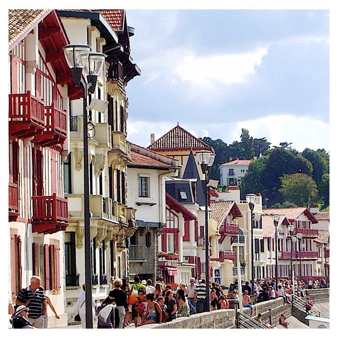 Biarritz ile İspanya sınırı arasında kalan ve Atlas okyanusu kıyısında bir balıkçı kasabası olan Saint-Jean-de-Luz, Fransa'nın güneybatısında yer almaktadır: bit.ly/3xuWnsH

#ŞekerGYO #KasabaMimarisi #SaintJeandeLuz #Fransa