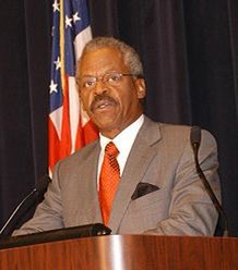 RIP CNN anchor and icon Bernard Shaw, who died yesterday at age 82, per his family.
 
Deepest condolences to his family, friends, and former colleagues. 

May his memory be a blessing.